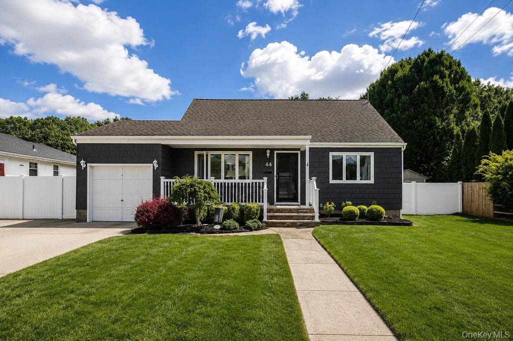 44 Sunset Avenue photo 1
