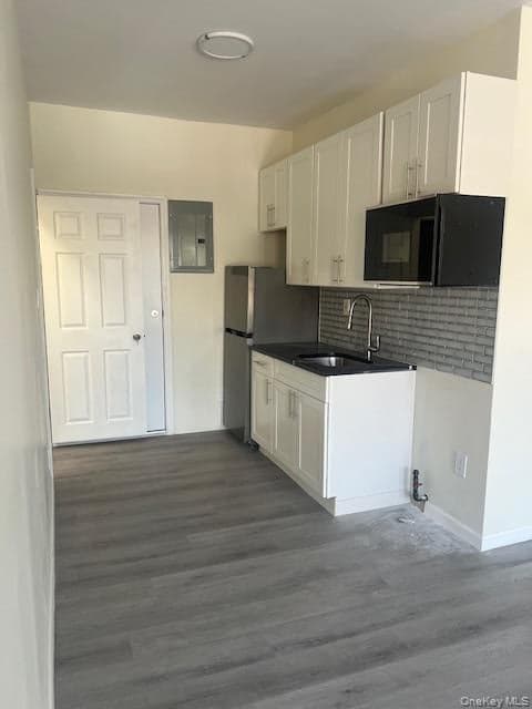 9414 Corona Avenue thumbnail 13