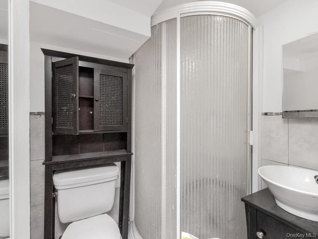 636 E 219th Street thumbnail 13