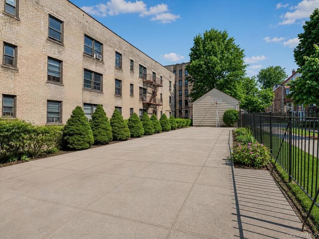 636 E 219th Street thumbnail 20