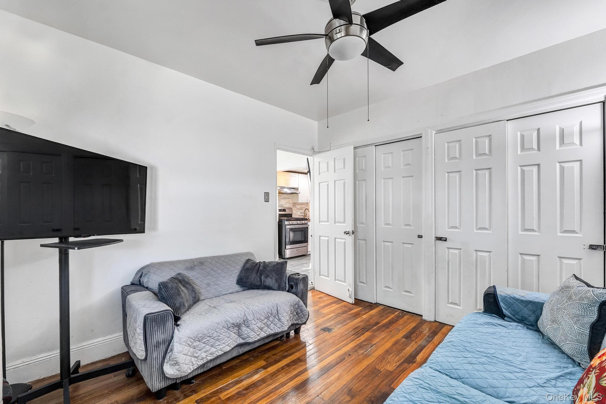1651 Hering Avenue thumbnail 17