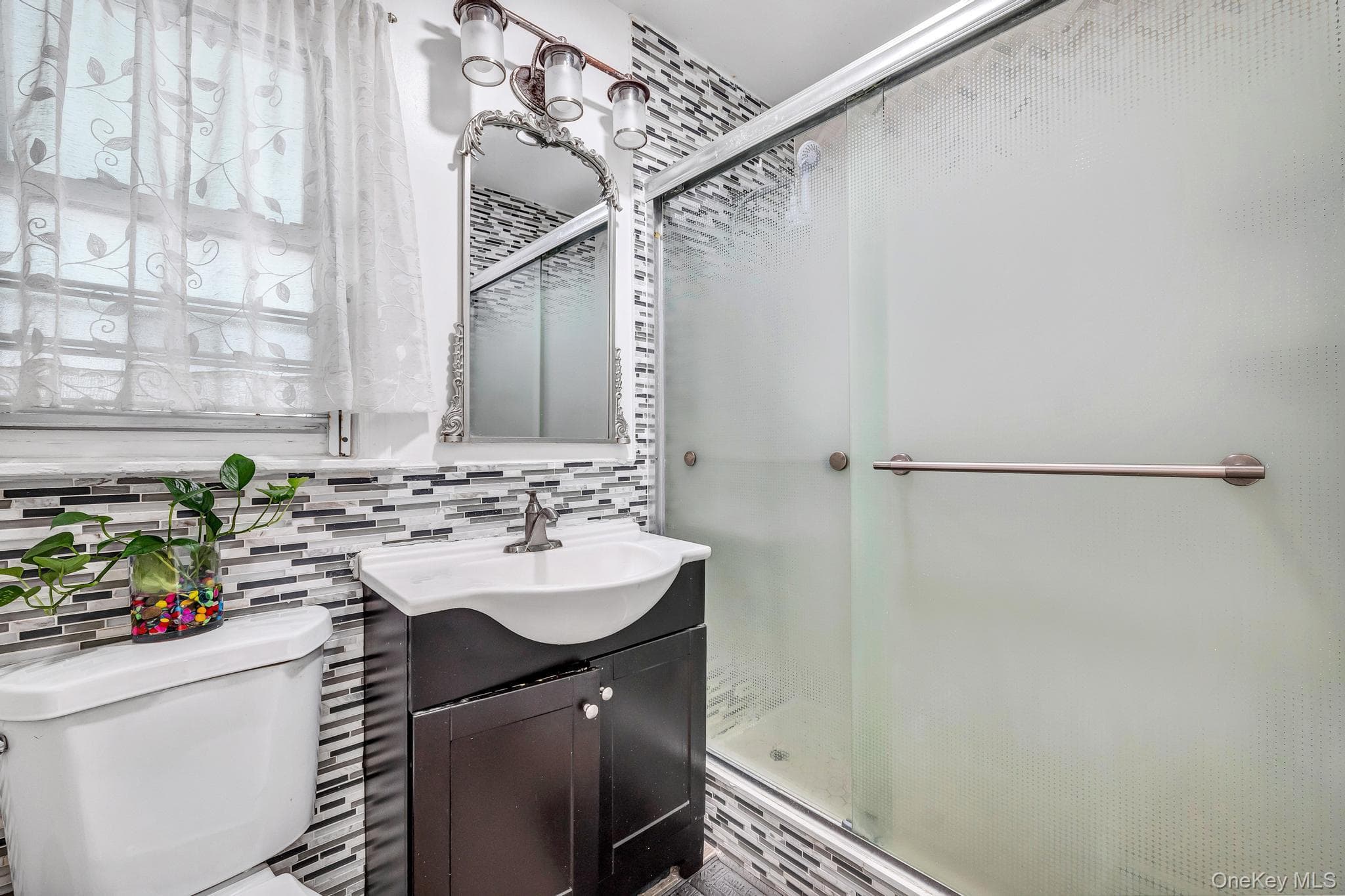 1651 Hering Avenue thumbnail 19
