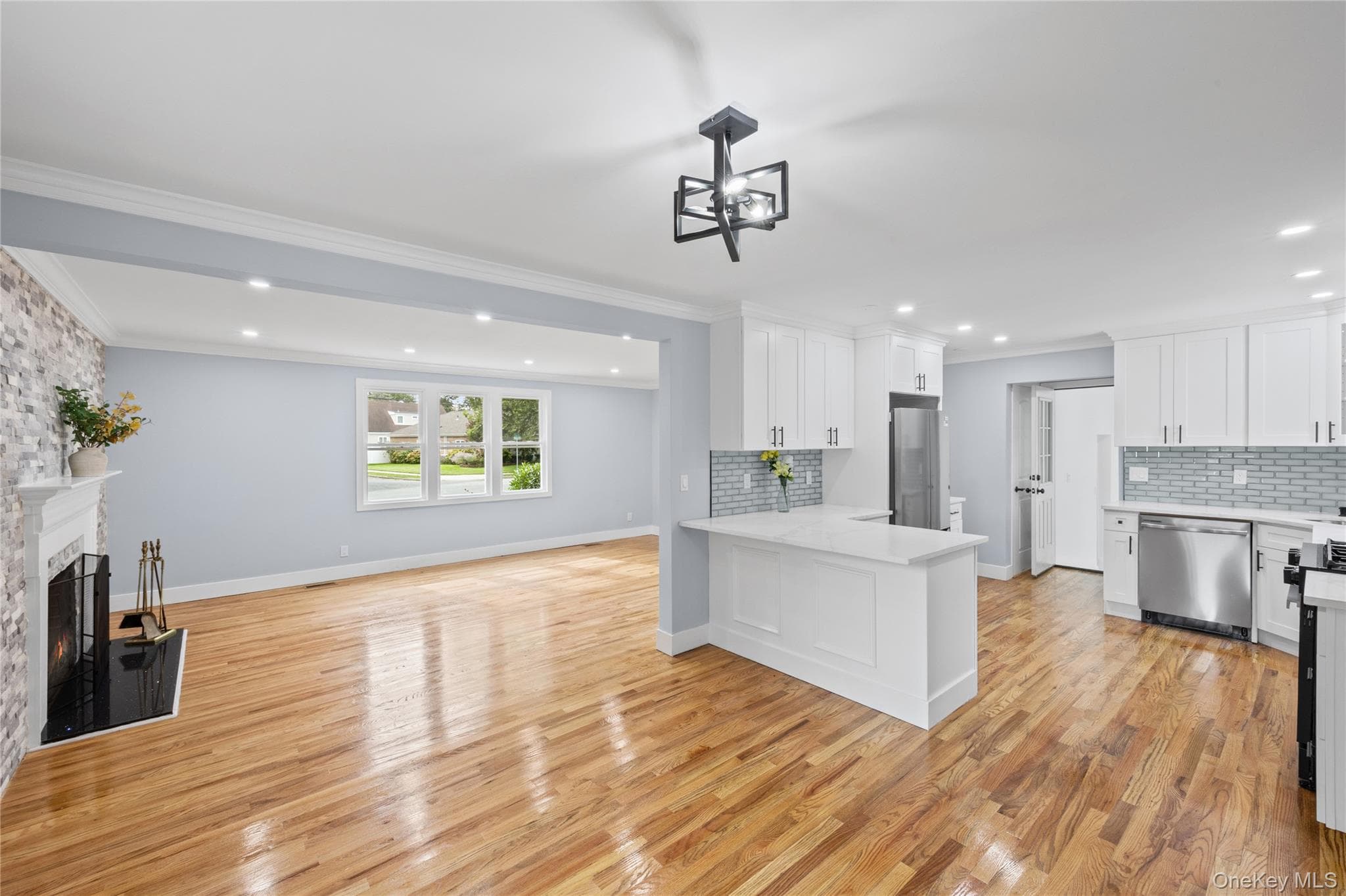 81 Rowe Avenue thumbnail 9
