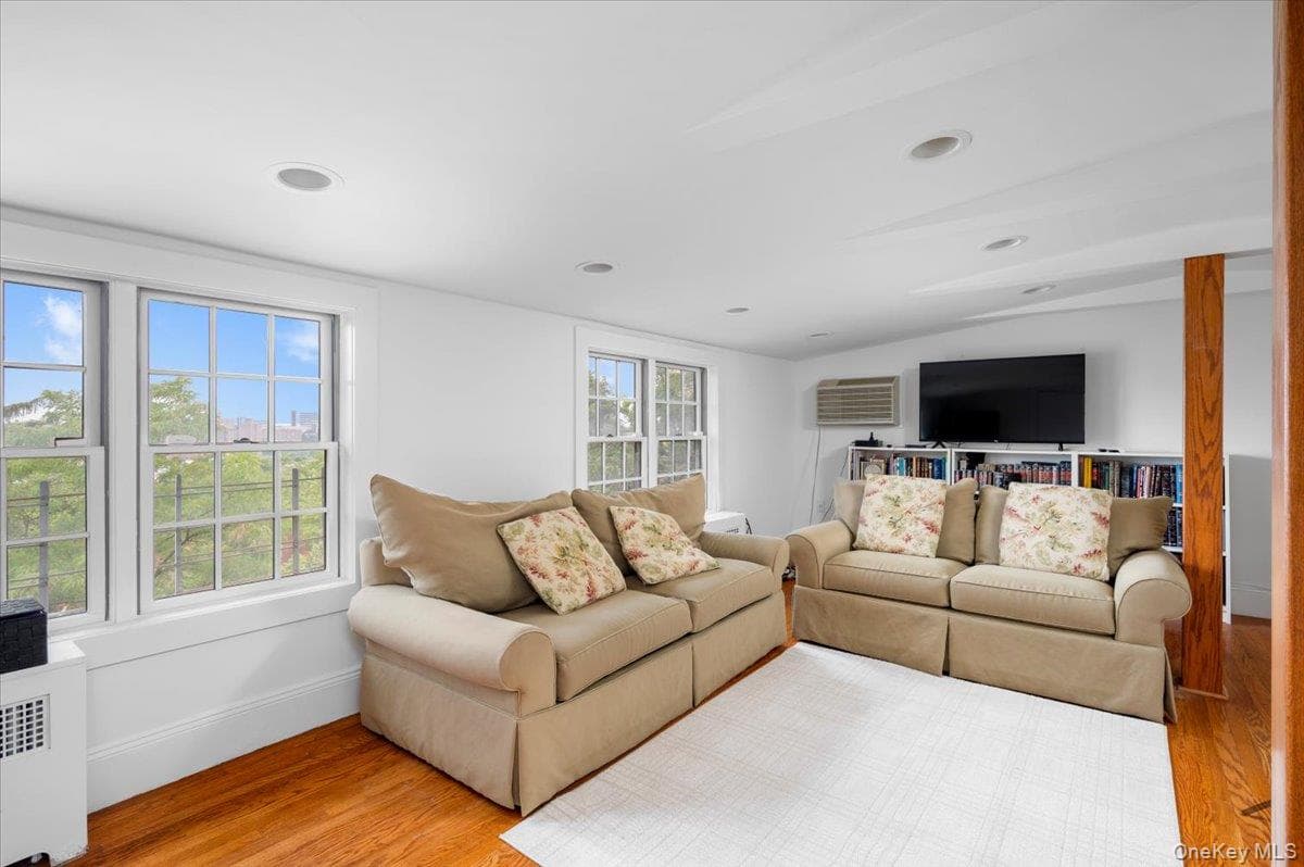 2727 Netherland Avenue thumbnail 9