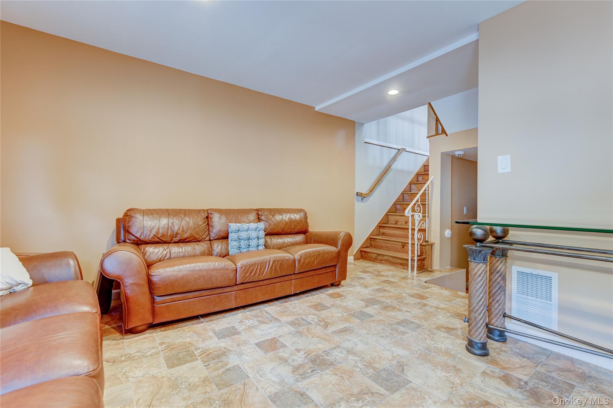 5703 Cloverdale Boulevard thumbnail 14