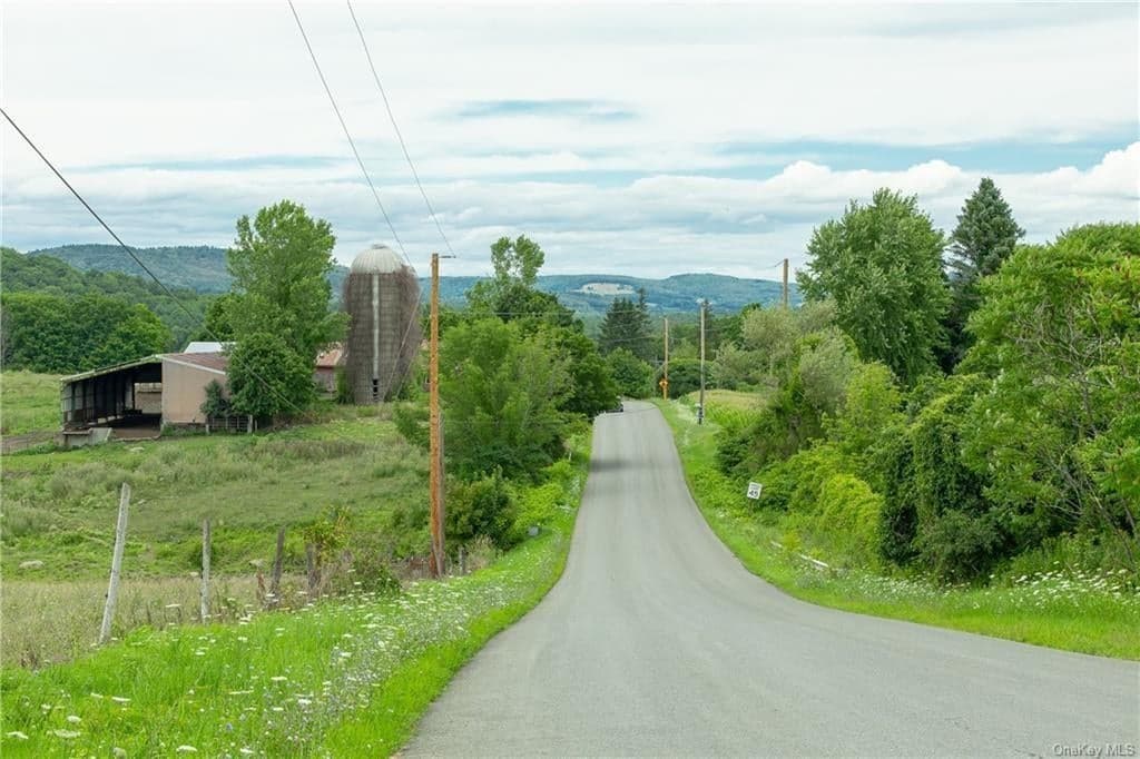 Yonderview Road thumbnail 5