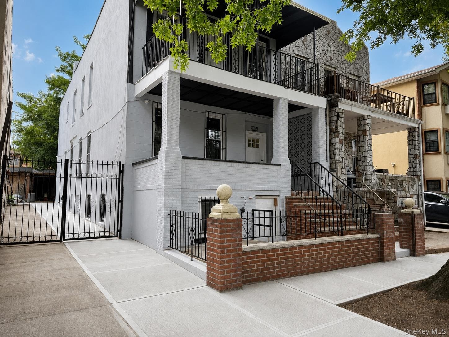 2044 Strauss Street photo 1