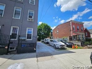 400 Linwood Street photo 1