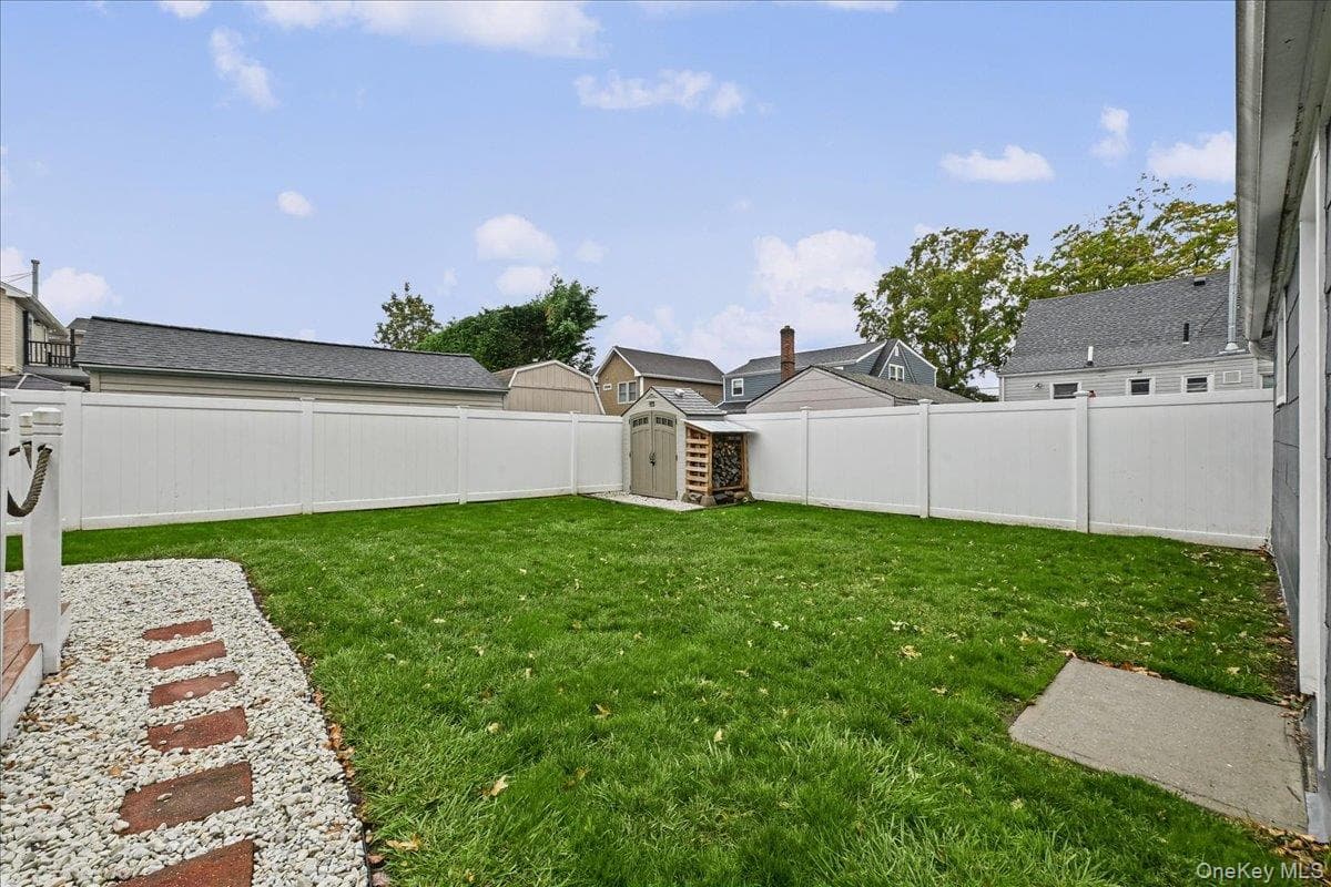 2342 Maple Street thumbnail 15