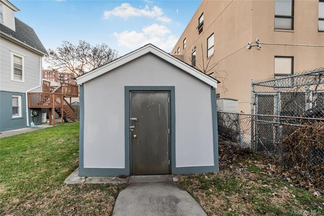 451 W 258th Street thumbnail 31