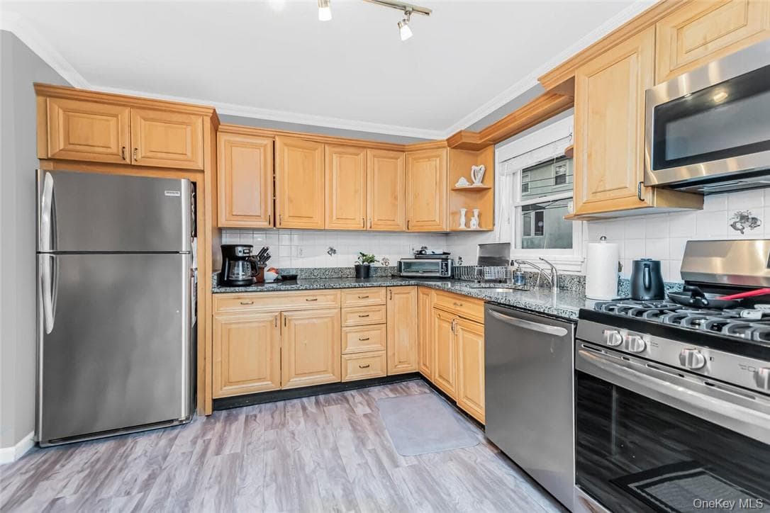 451 W 258th Street thumbnail 6