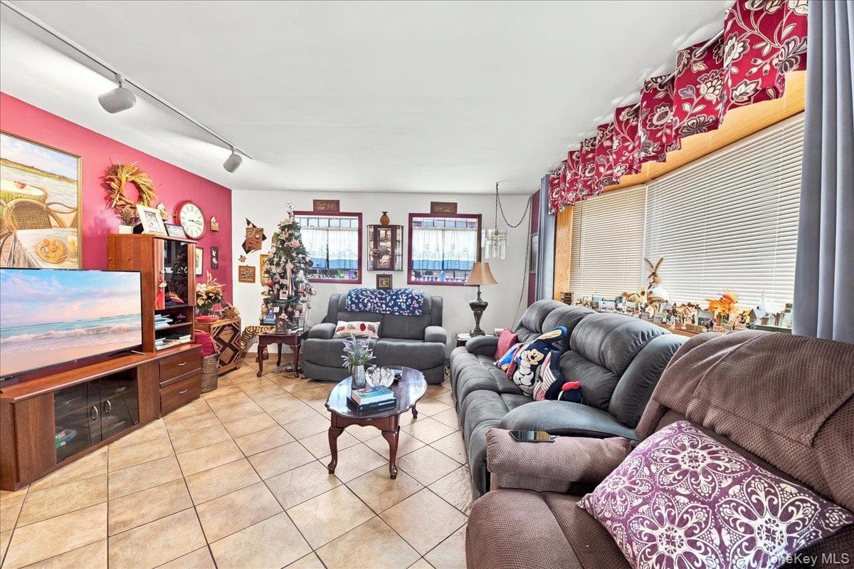 1563 Merry Avenue thumbnail 7