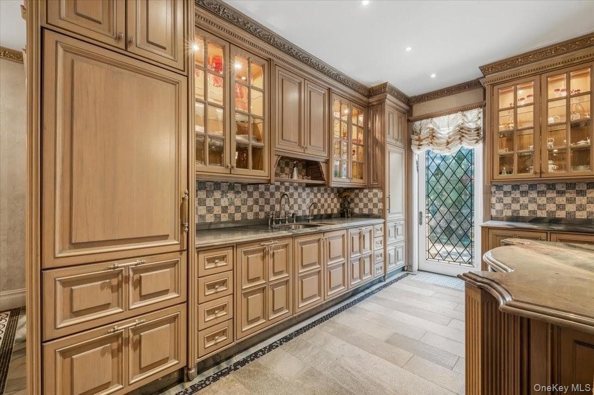 17 Sutton Place thumbnail 12