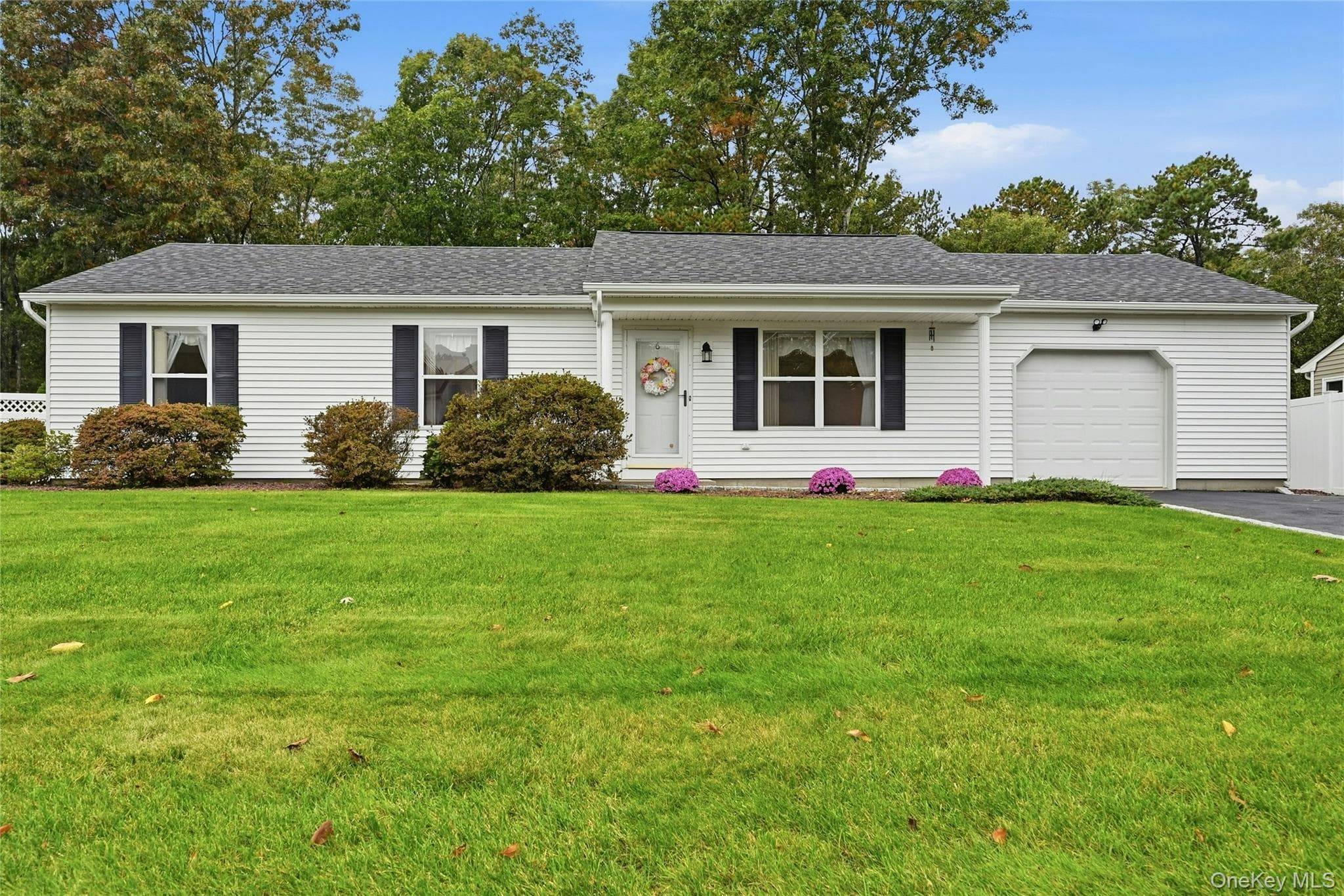 6 Evelyn Court, Manorville