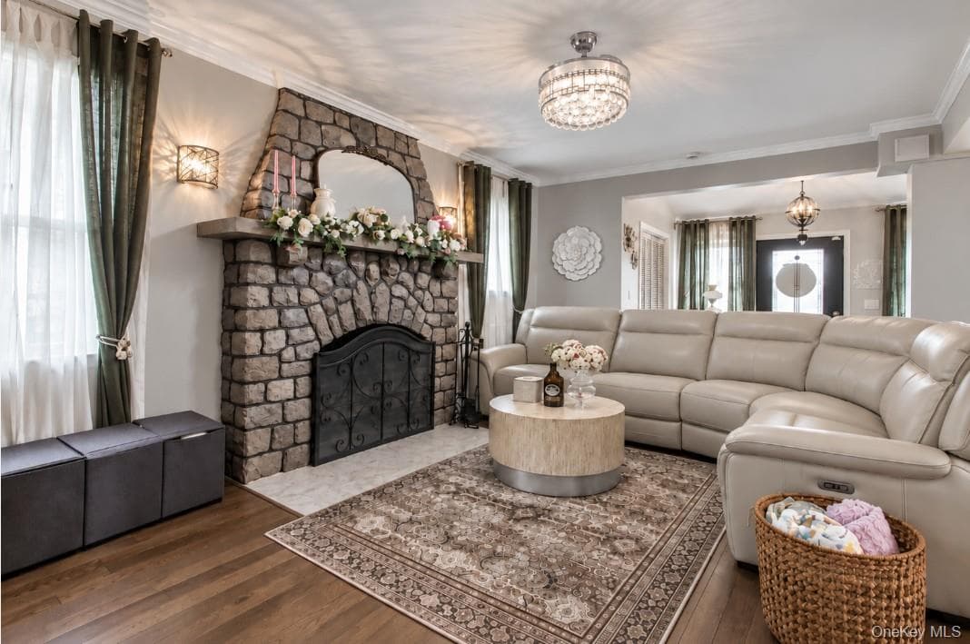 58 W Windsor Parkway thumbnail 2
