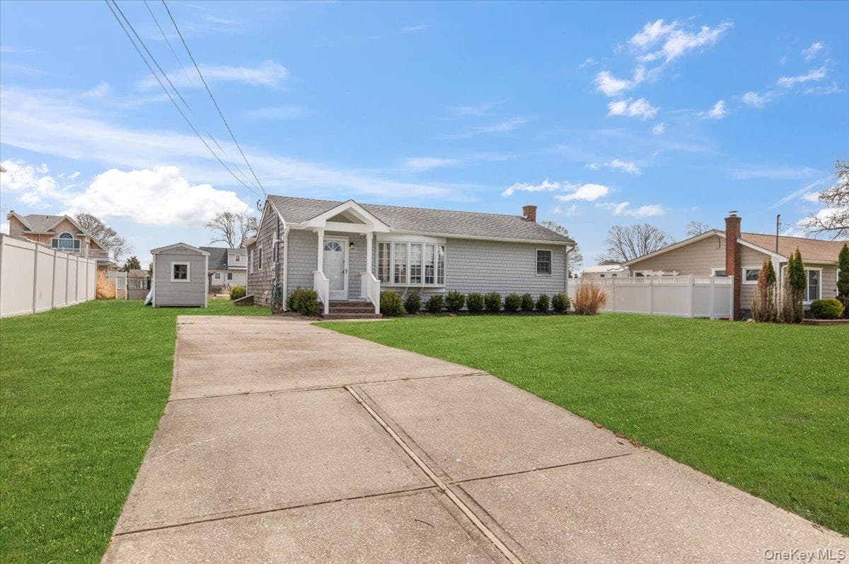 7 Whiting Road Rd, East Quogue