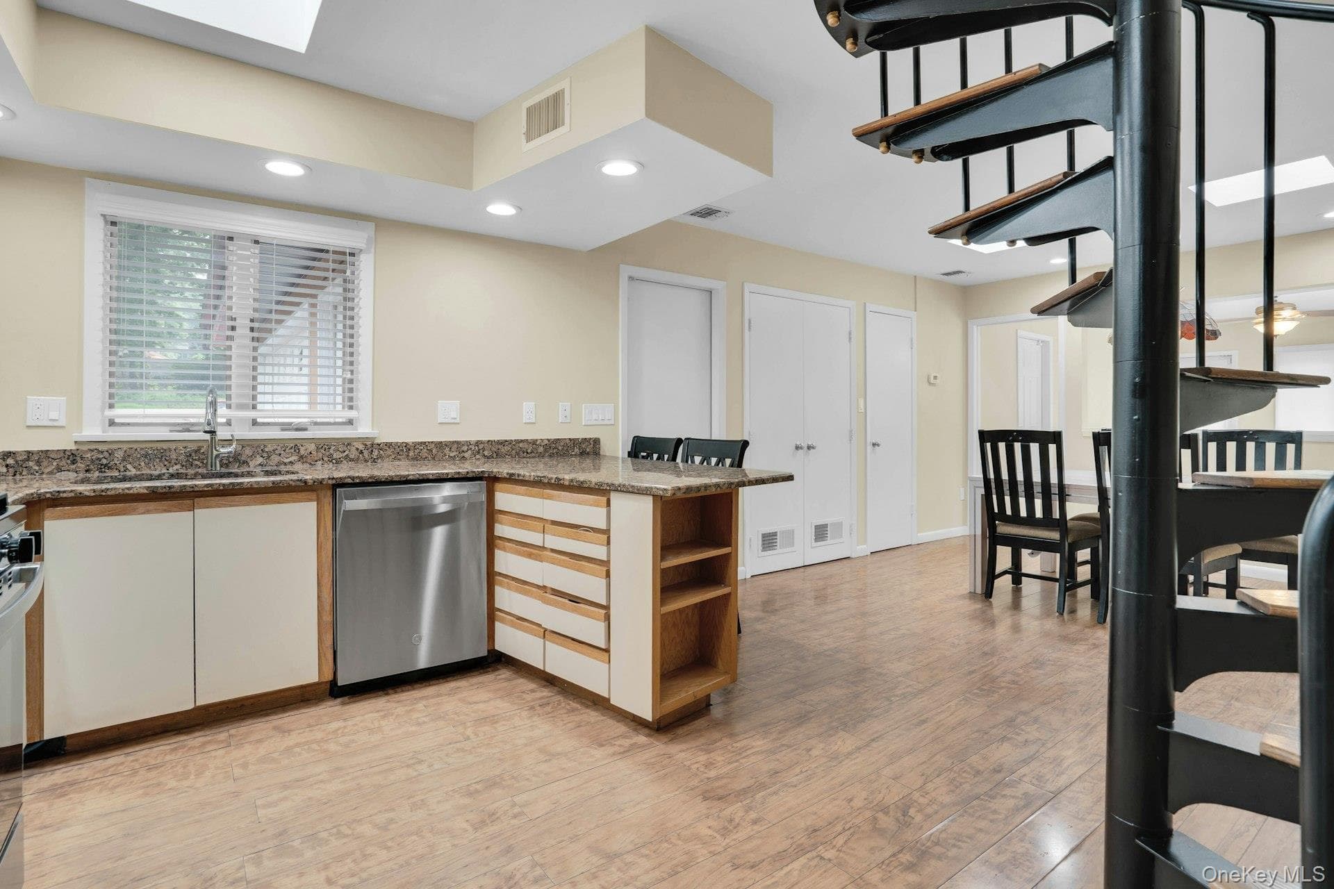 764 Vanderbilt Parkway thumbnail 15