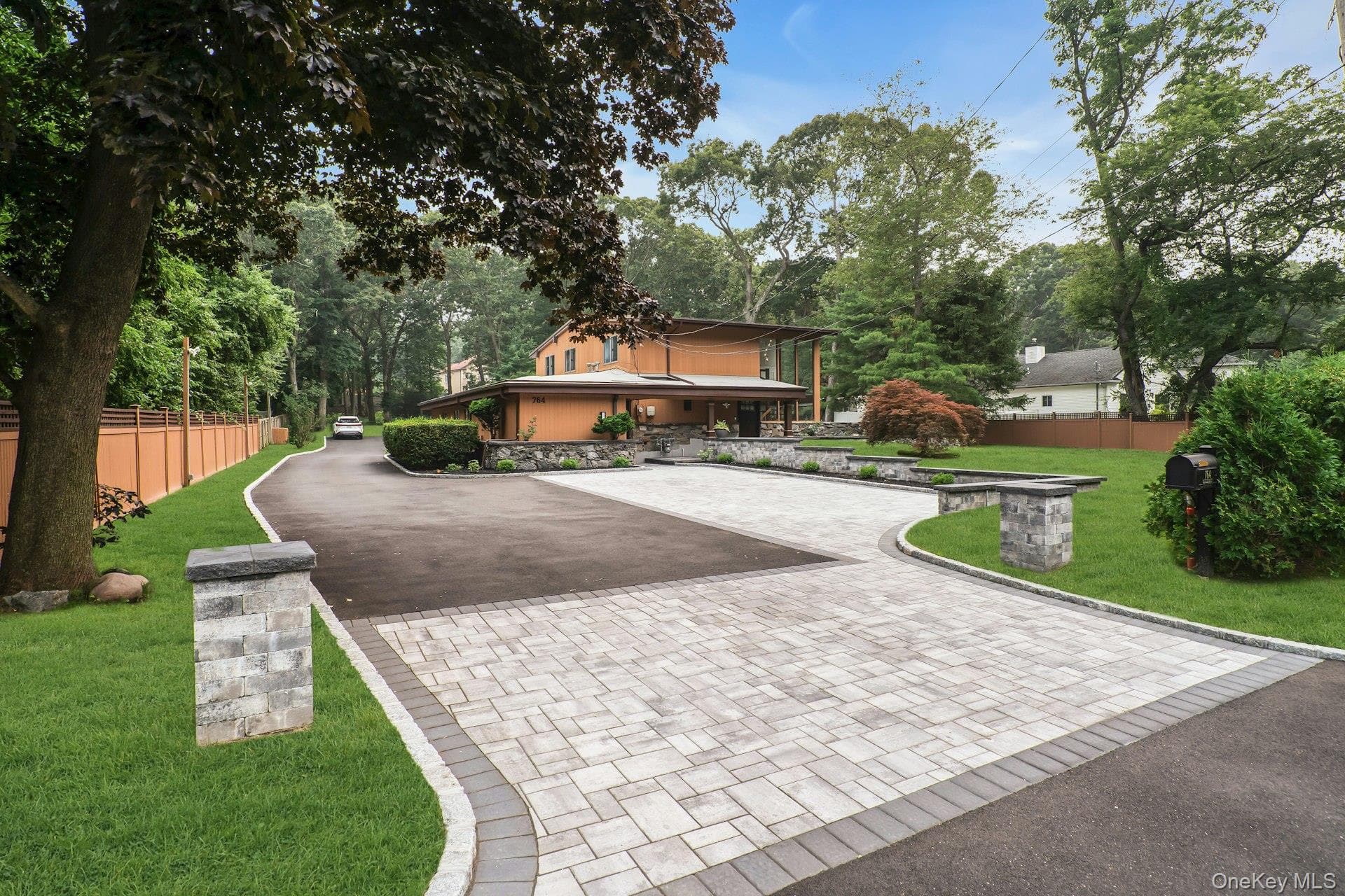 764 Vanderbilt Parkway thumbnail 4