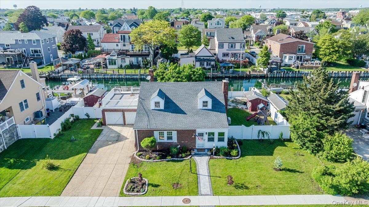 48 W 3rd Street, Freeport