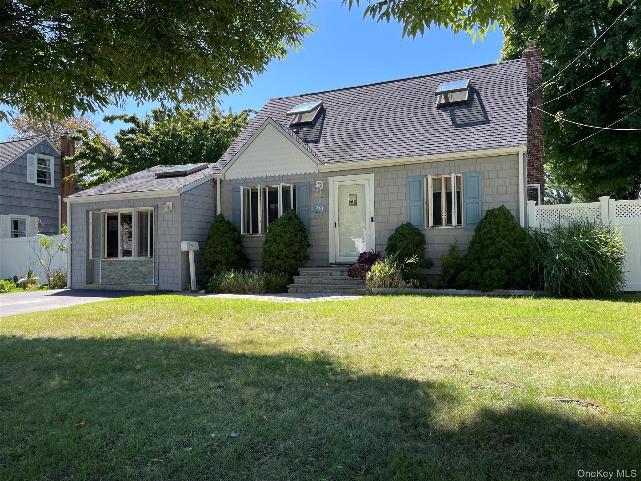361 S Clinton Avenue, Lindenhurst