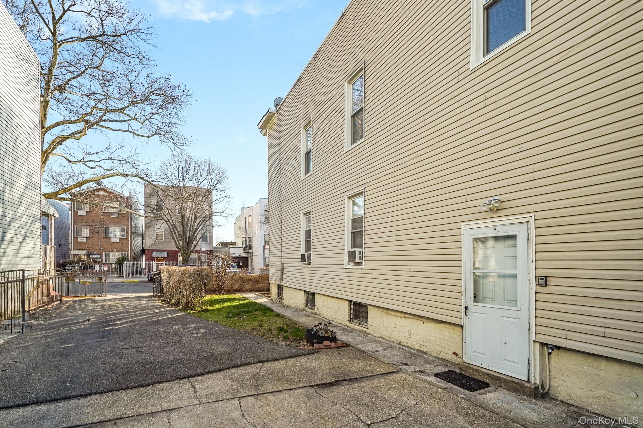 675 E 223rd Street thumbnail 6