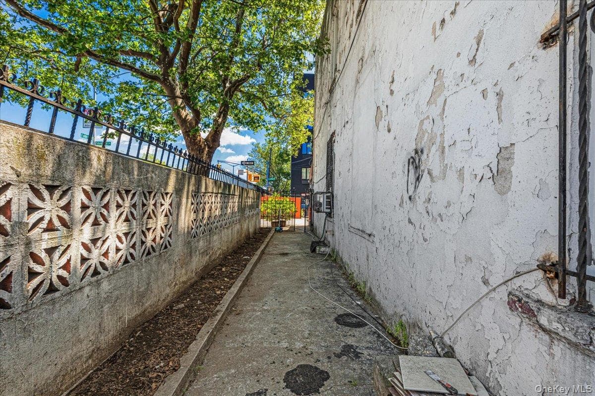 708 Snediker Avenue thumbnail 31