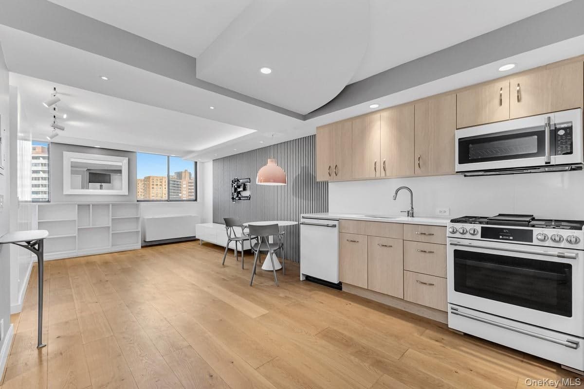 62-54 97th Place Unit: 9M, Rego Park