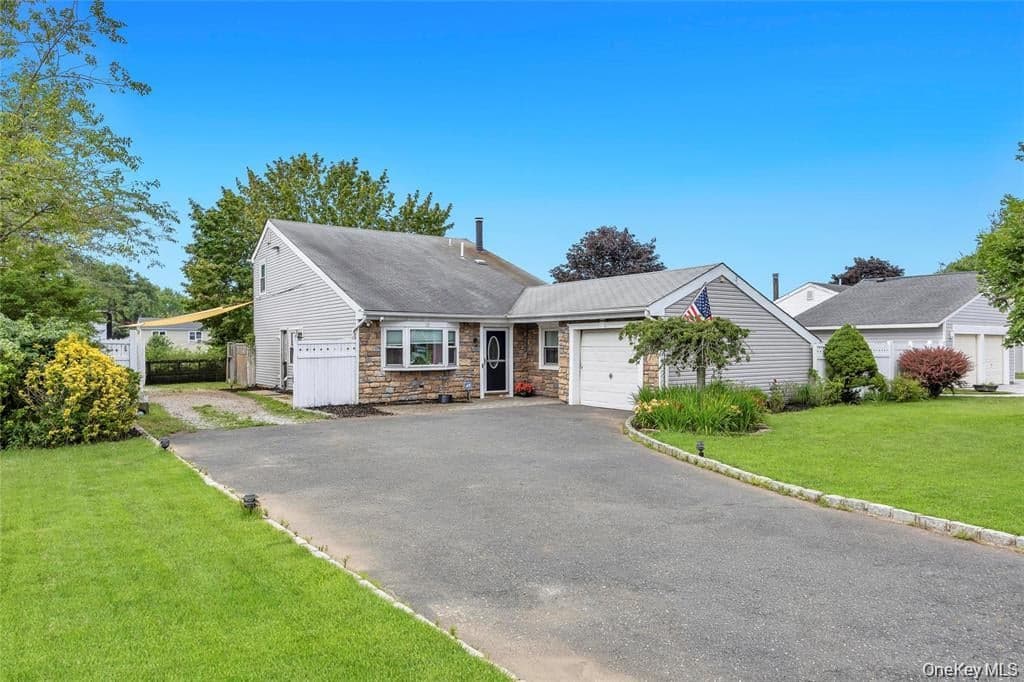 12 Handy Lane, Medford