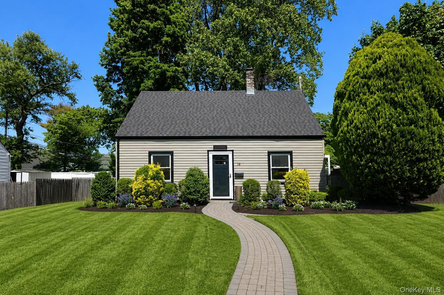 12 Garland LN, Westbury