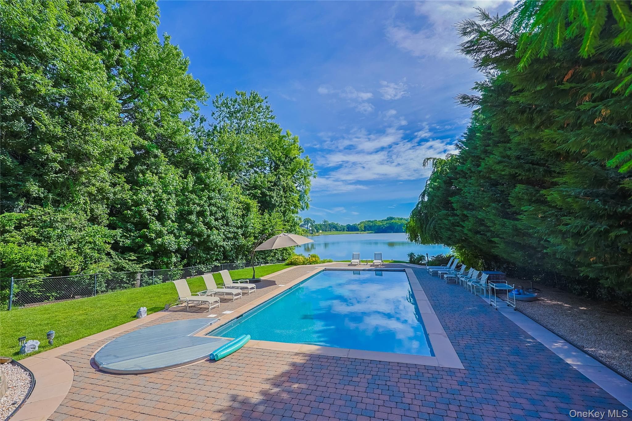 21 Lake Road photo 1