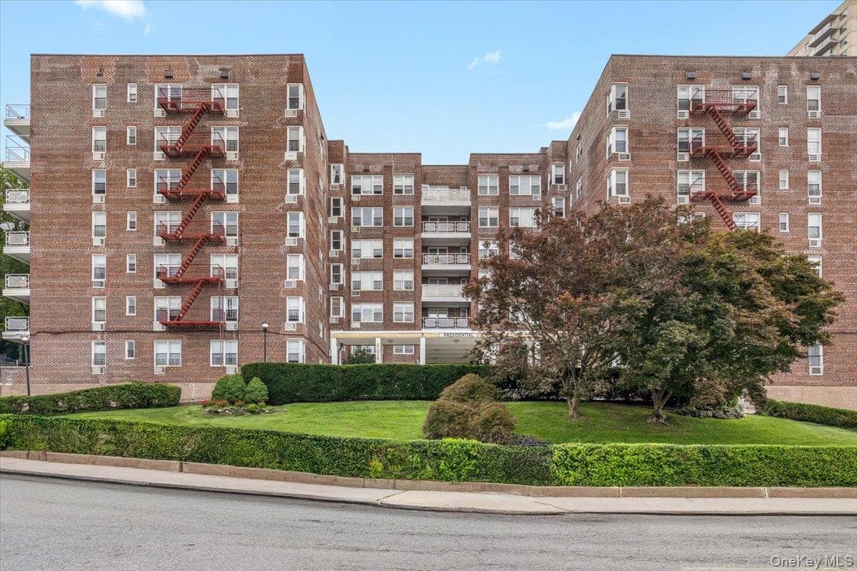 601 Kappock Street Unit: 1P, Bronx