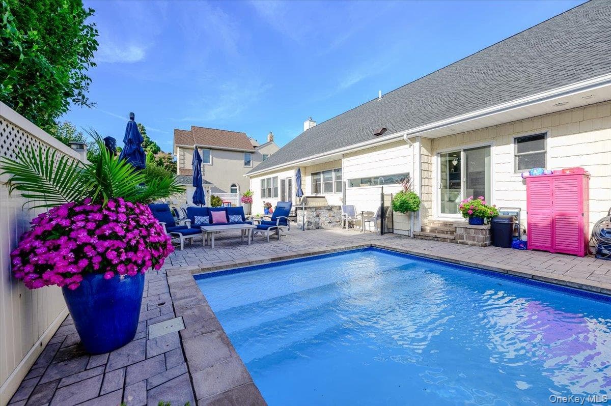 85 Suffolk Boulevard thumbnail 40