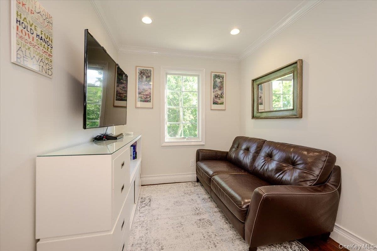85 Suffolk Boulevard thumbnail 20