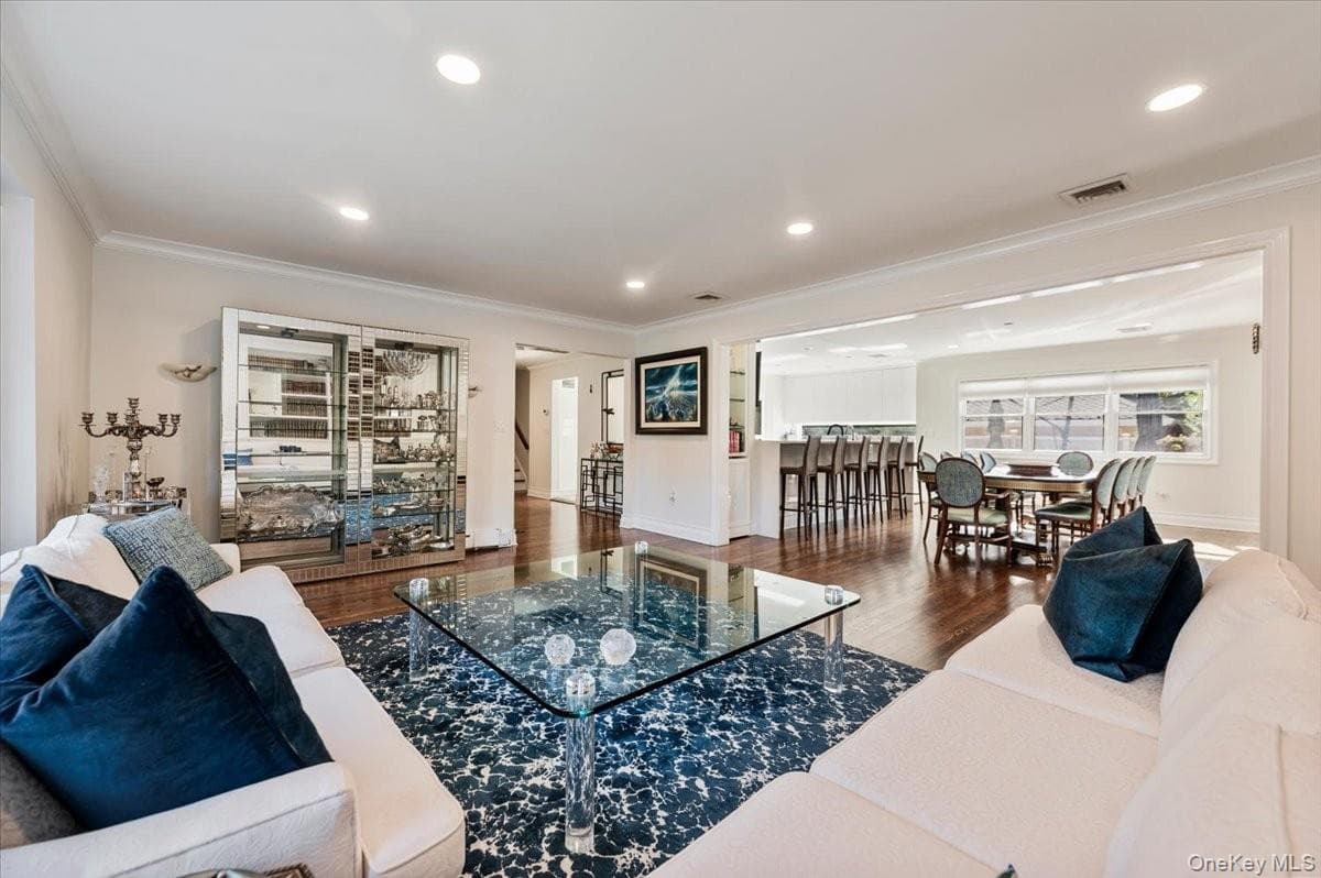 85 Suffolk Boulevard thumbnail 6