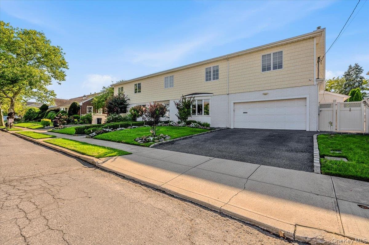 85 Suffolk Boulevard thumbnail 3