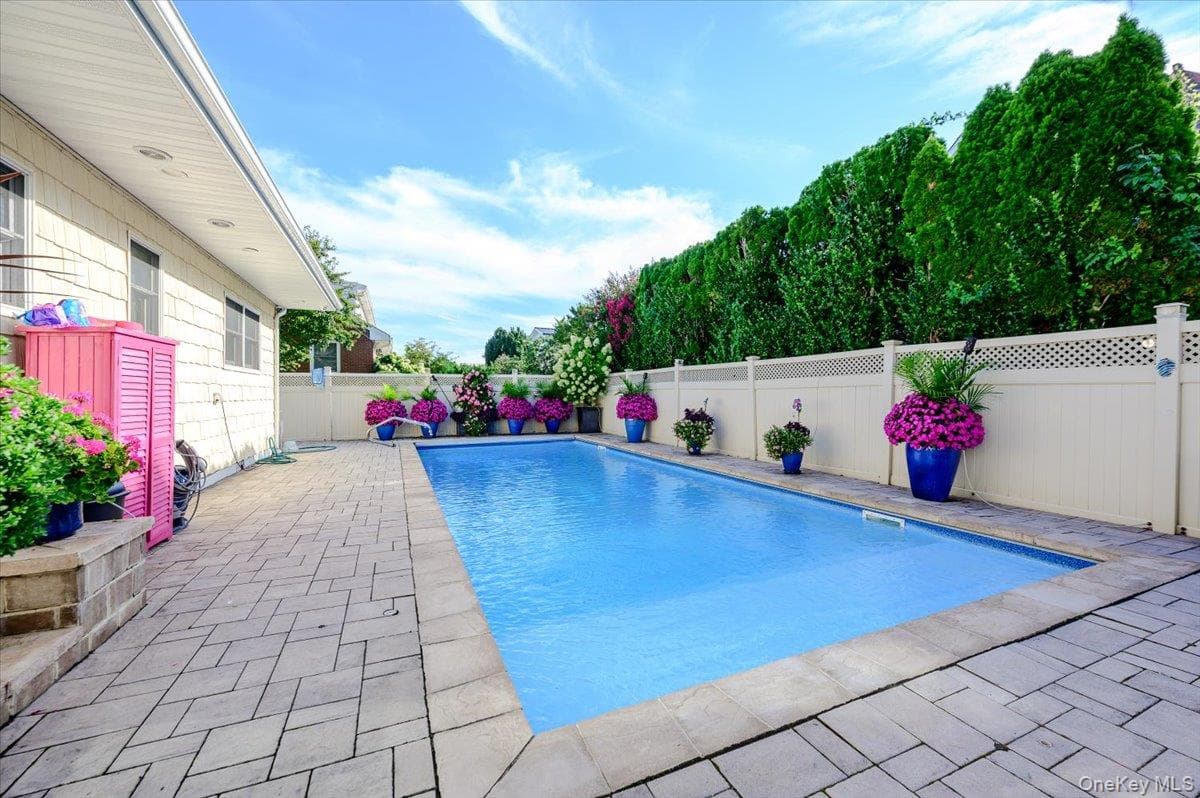 85 Suffolk Boulevard thumbnail 38