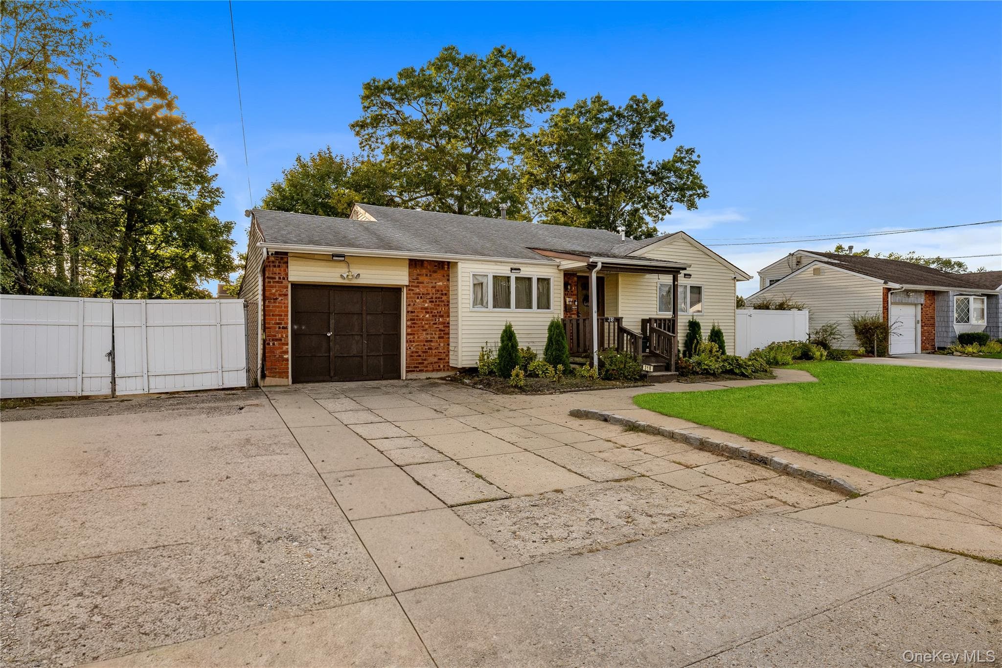 318 W 16th Street, Deer Park
