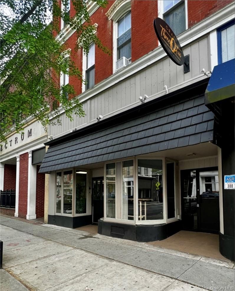 302-304 Main Street thumbnail 2