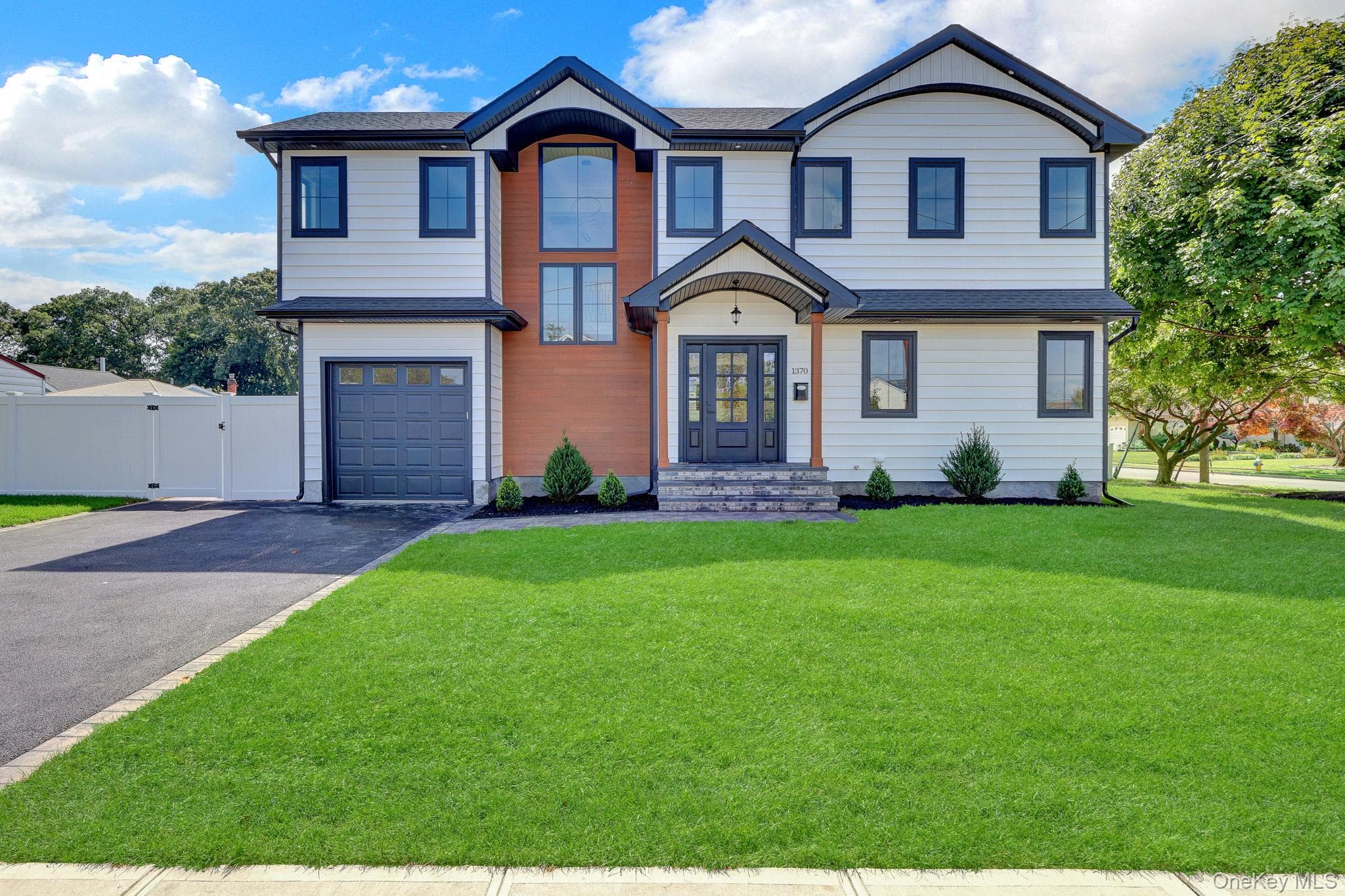 1370 Noel Court, Merrick