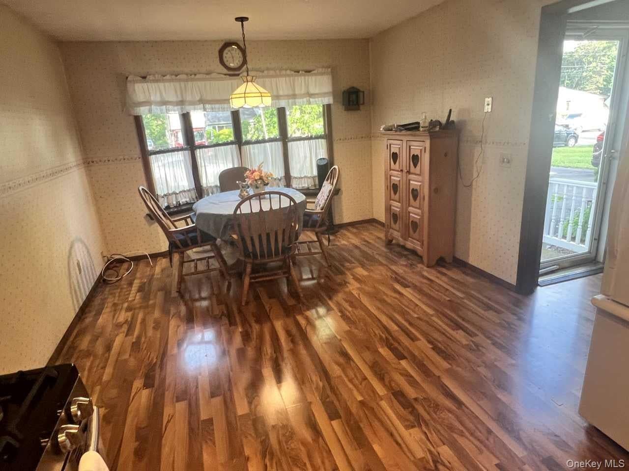 1556 N Gardiner Drive thumbnail 3