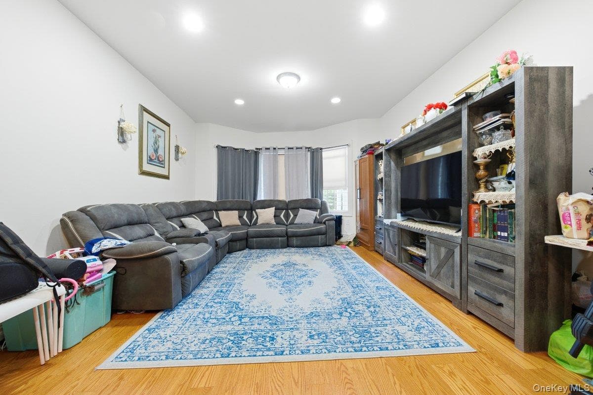 4412 Bronx Boulevard thumbnail 13