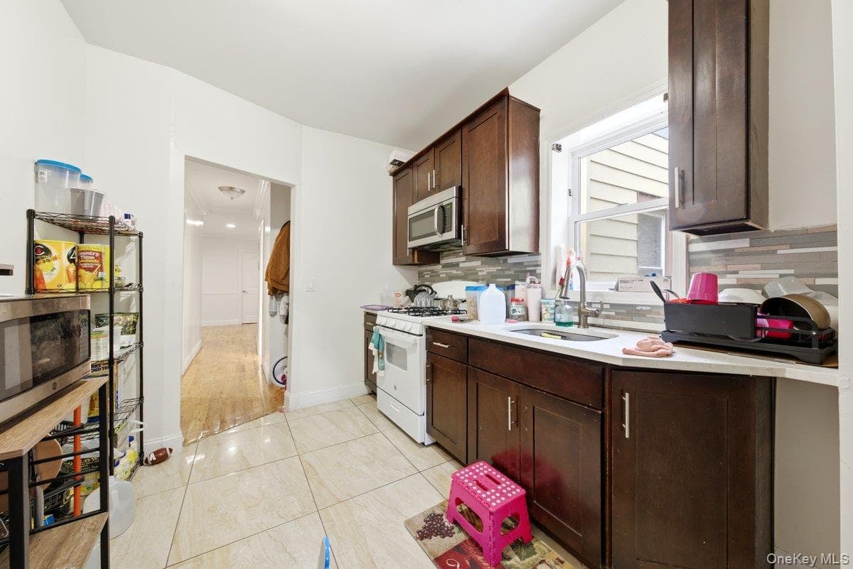 4412 Bronx Boulevard thumbnail 12