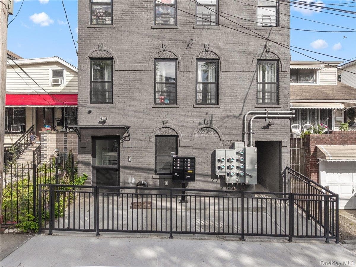 2740 Sexton Place thumbnail 3