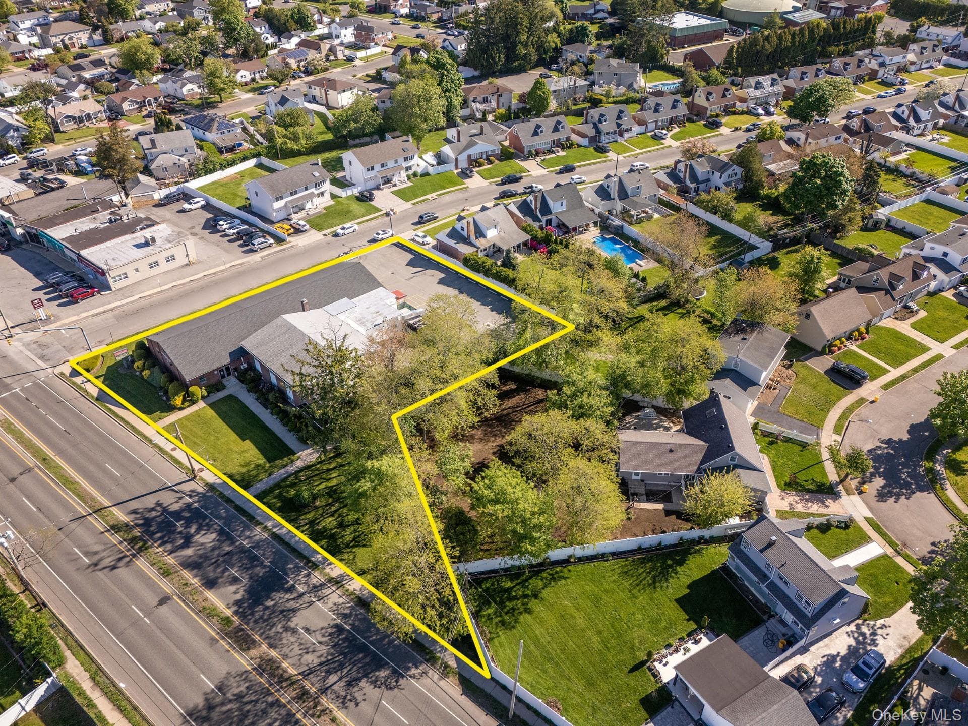 343 Jerusalem Avenue thumbnail 3