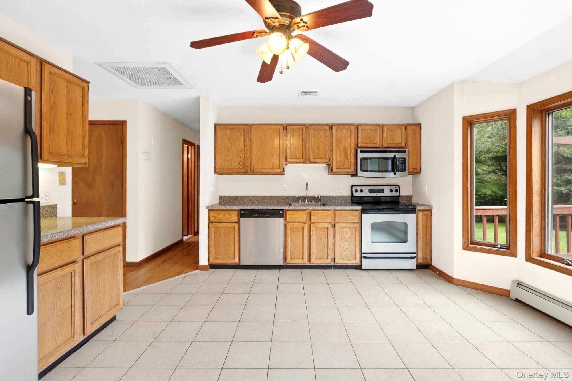 2380 Laurel Avenue thumbnail 5