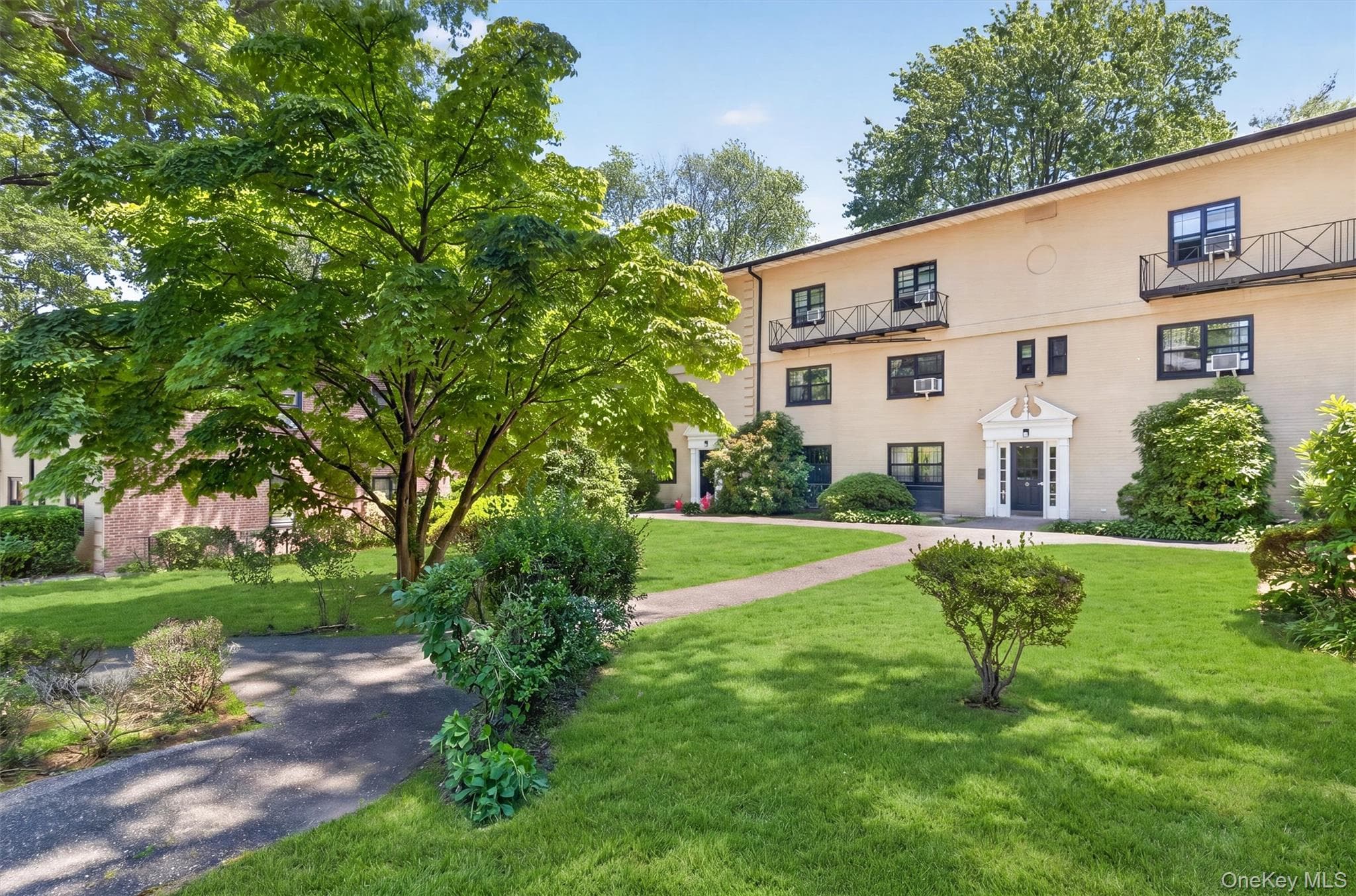 6 Manchester Road Unit: 2L, Eastchester