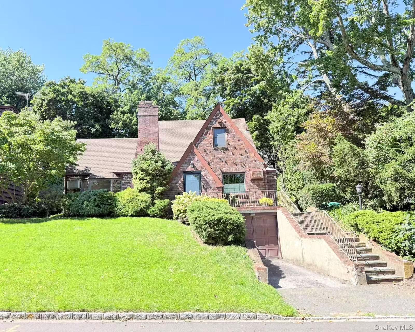 11 W Terrace Road, Great Neck