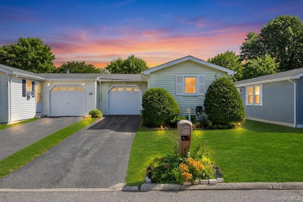 28 Greenwood Boulevard, Manorville