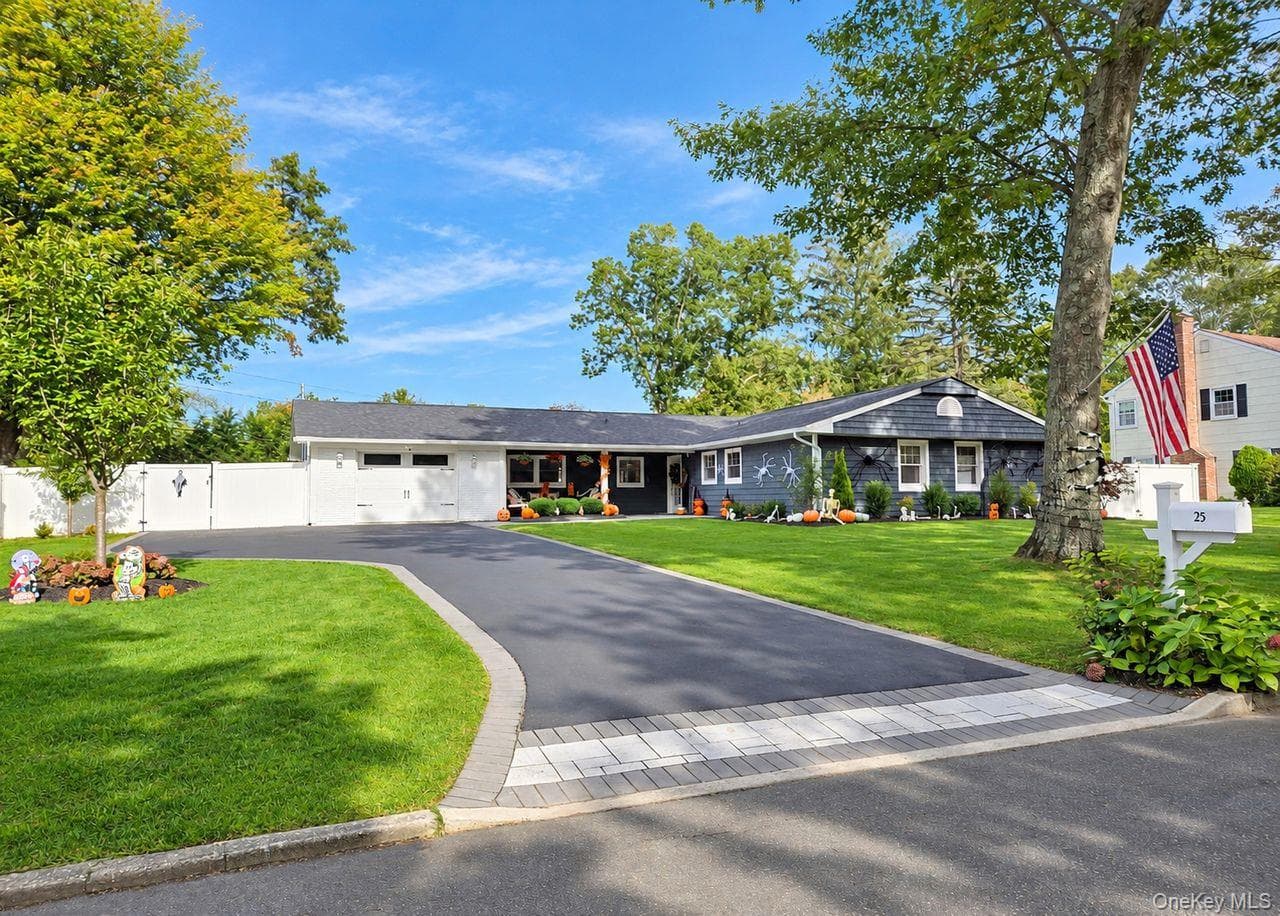 25 Stratton Lane, Stony Brook