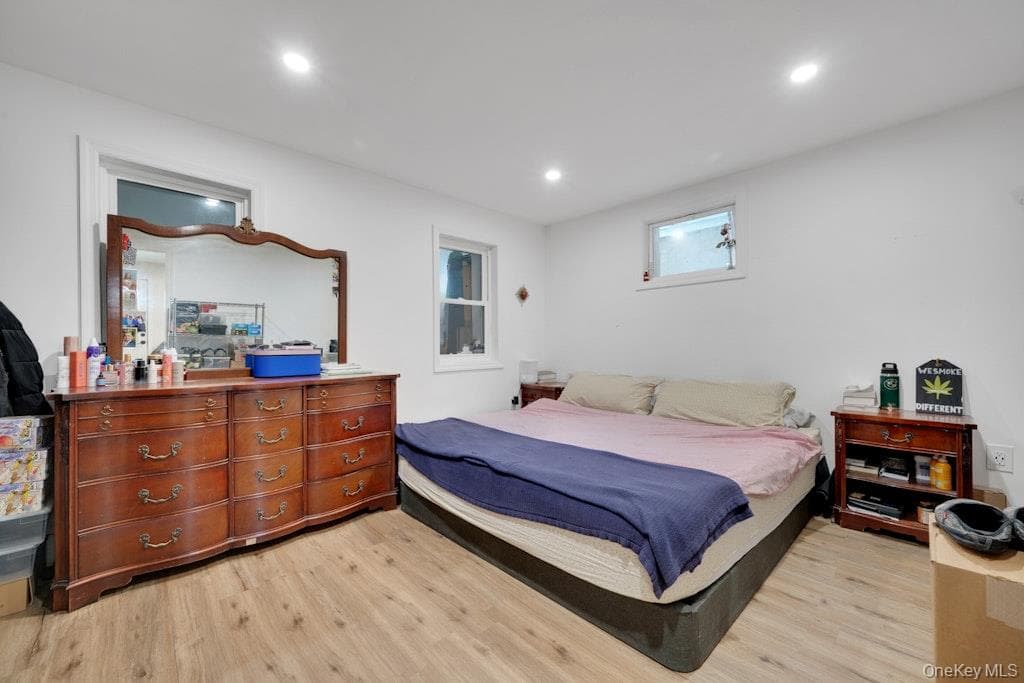 144 Beekman Avenue thumbnail 32
